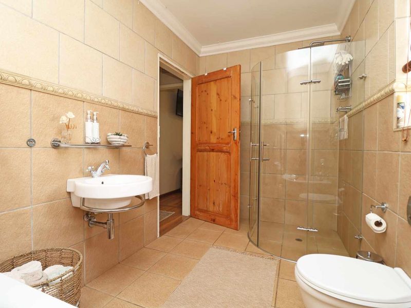 Elegant, Energy-Smart Family Home with 2 backup water tanks - Photo 4