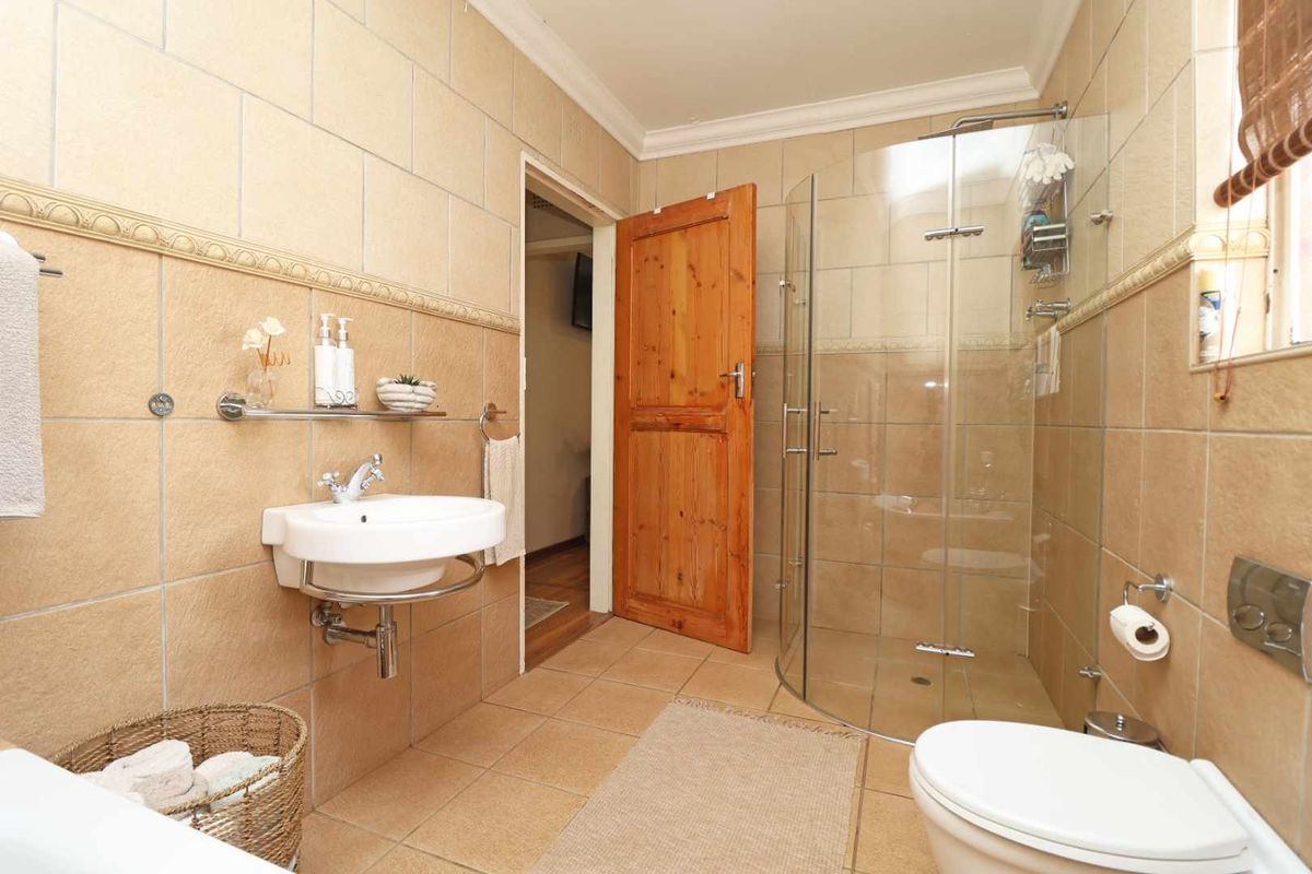 Elegant, Energy-Smart Family Home with 2 backup water tanks - Photo 4