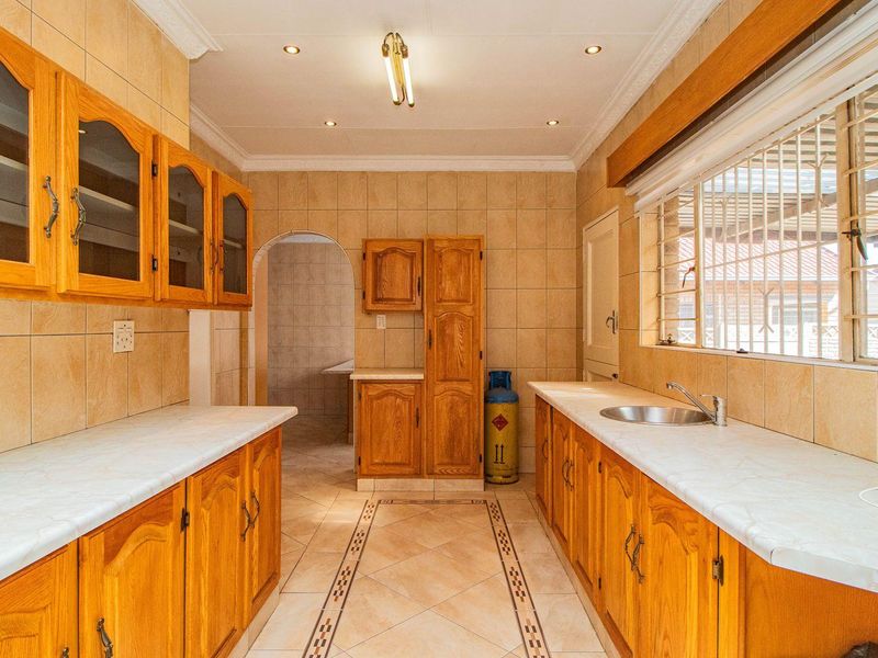 Immaculate 3 Bedroom facebrick home in Rynsoord - Photo 9