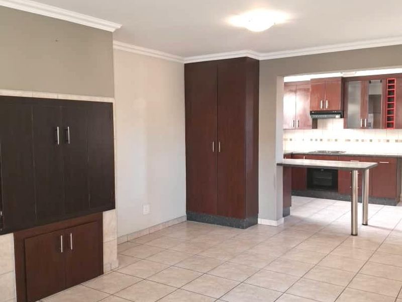 Beautiful Townhouse for Sale in Fairways Complex - Walvis Bay - Photo 6