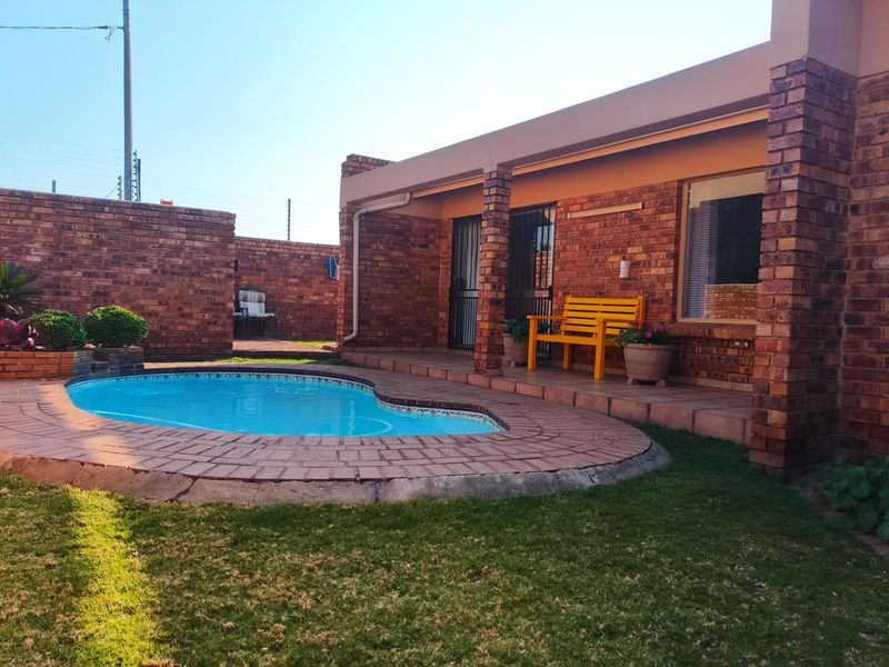 3 spacious bedroom face brick cluster, with a pool and garage! - Photo 1