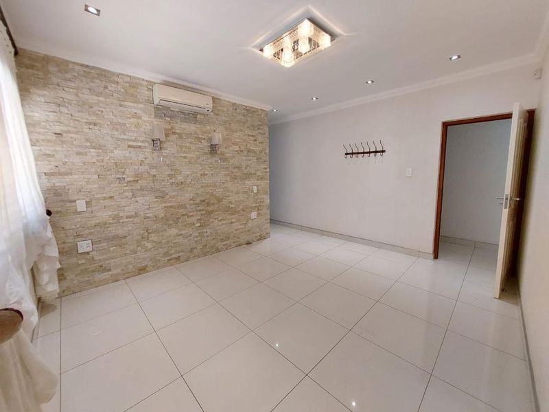 5 Bedroom House TO LET in Suiderhof - Photo 6