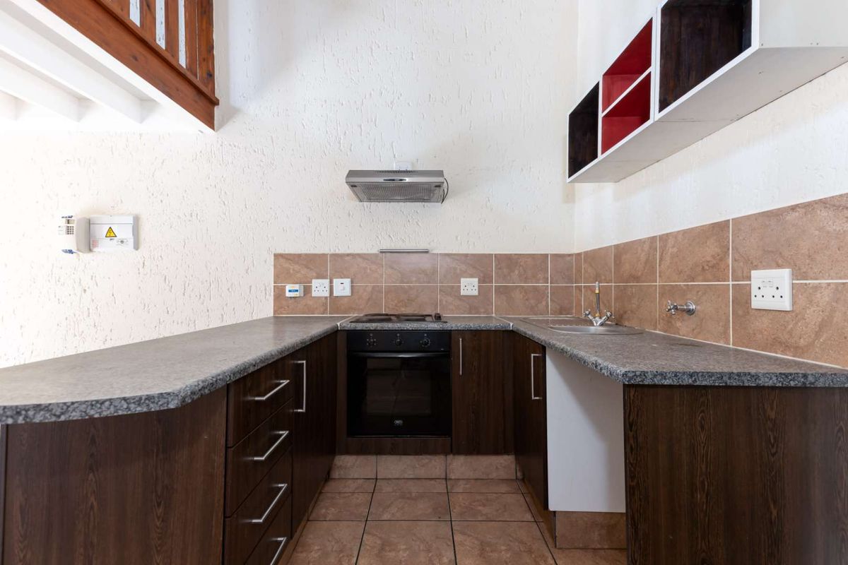 TOP FLOOR LOFT APARTMENT, BOASTING LOADS OF NAURAL LIGHT AND IN A FANTASTIC LOCATION - Photo 5