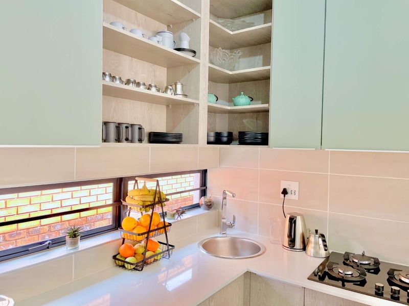 **Modern 4-Bedroom Townhouse in Amberfield - Prime Location Near Amberfield College, Shopping Centers, and Highway Access** - Photo 7