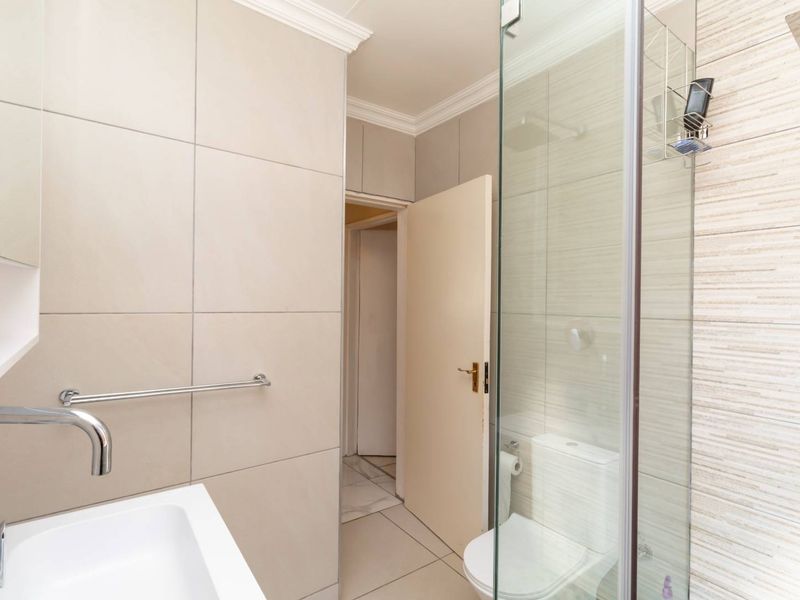 Charming 3-Bed Townhouse: Your Family's New Haven! - Photo 6