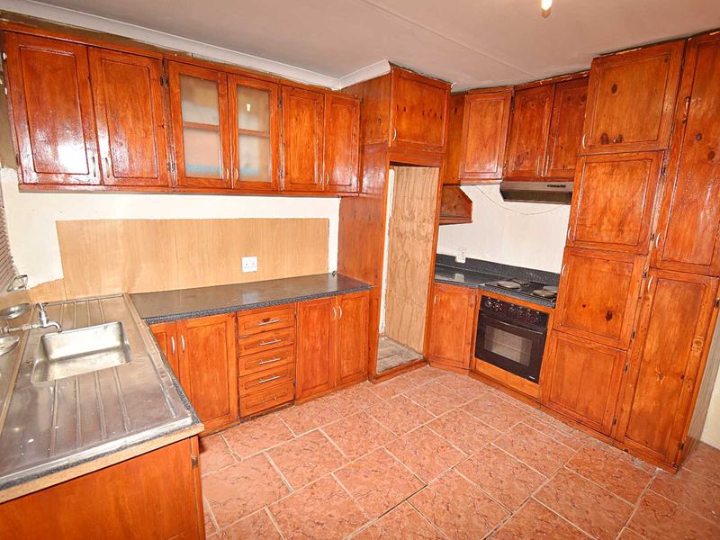 Large Family Home - Photo 9