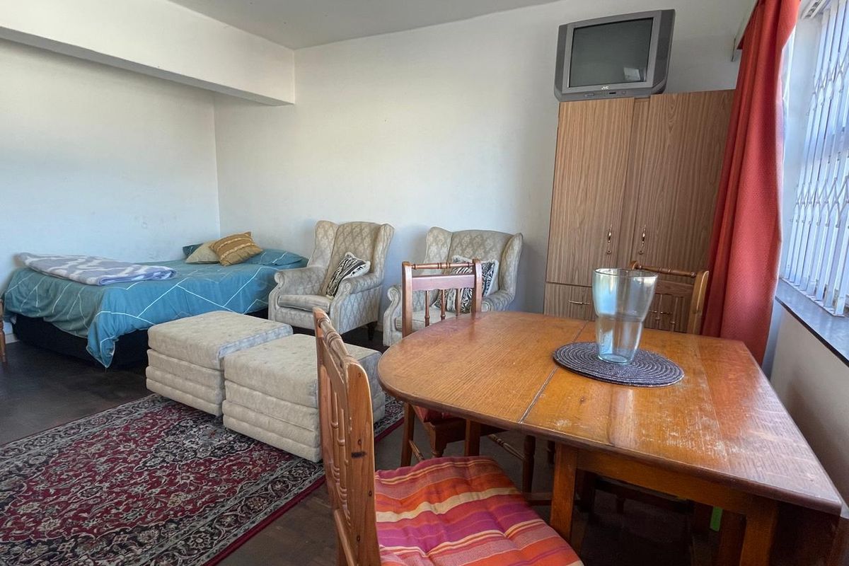 1 Bedroom Apartment in secure complex - Photo 4