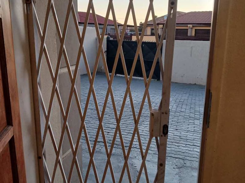 Move- in ready - Photo 4