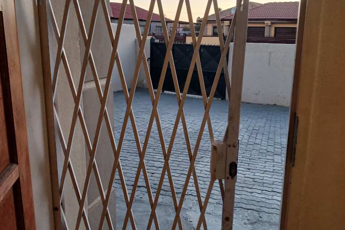 Move- in ready - Photo 4