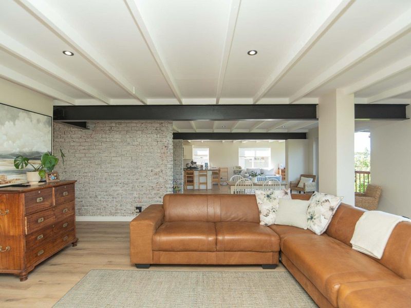 Stunning Renovated Family Home with Breathtaking Valley Views - Photo 10