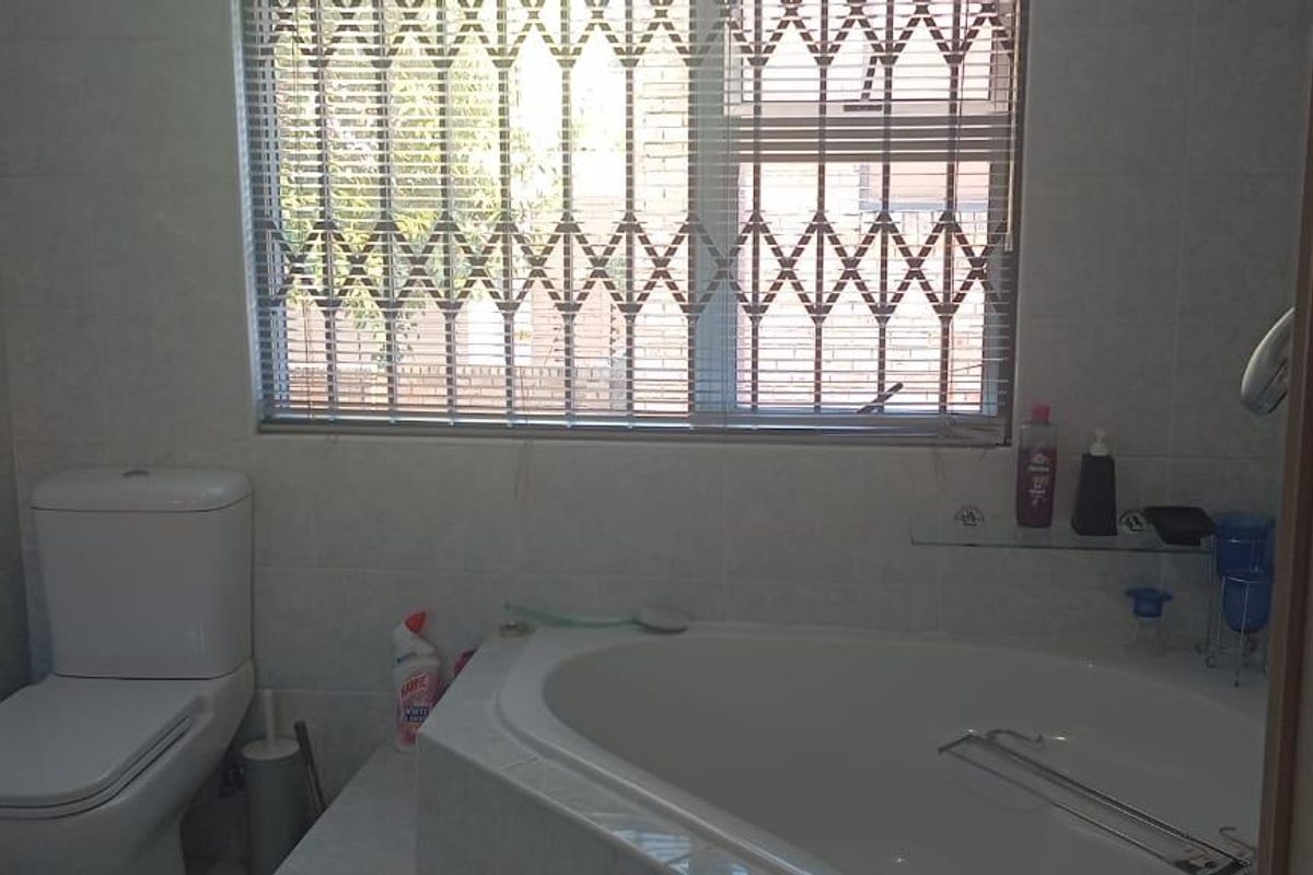 Charming three bedroom Townhouse - Photo 3