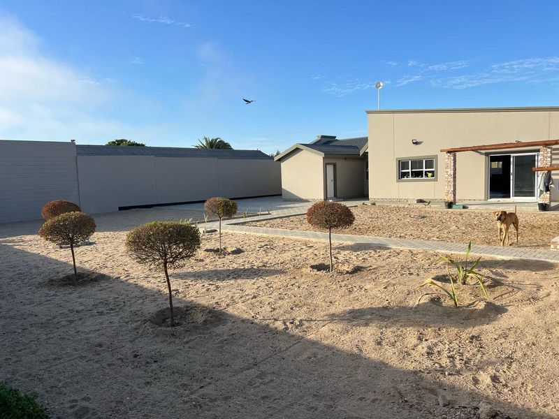 NEWLY RENOVATED FAMILY HOUSE IN A VERY QUIET  CUL DE SAC - Photo 6