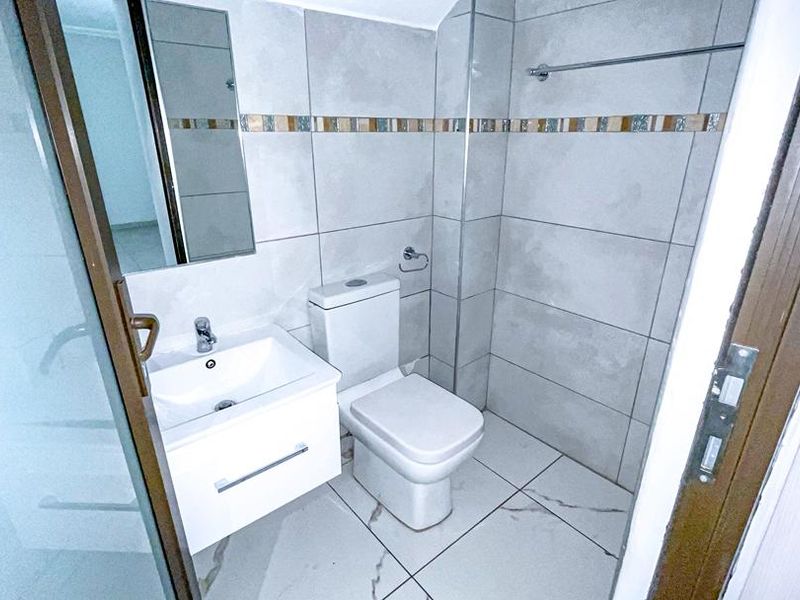 EXECUTIVE THREE-STOREY RESIDENCE - Photo 10