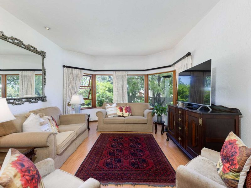 LIGHT, BRIGHT AND BREEZY ENTERTAINER / FAMILY HOME IN THE HEART OF LONEHILL IN A QUIET CUL-DE-SAC - Photo 6