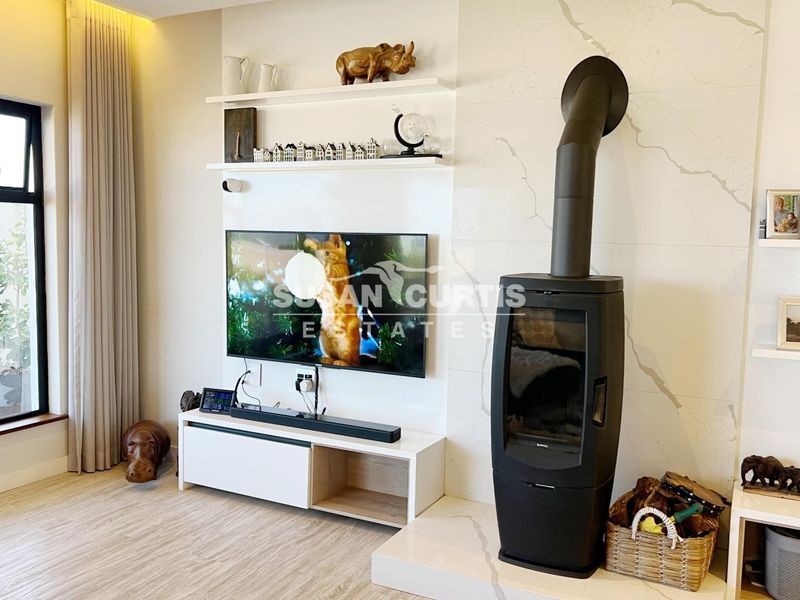 Stunning Modern Beachfront Home – Your Dream Coastal Retreat Awaits! - Photo 4