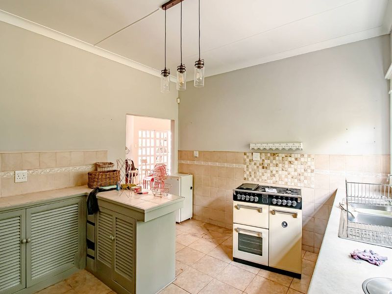 A home with wonderful spaces and a borehole!!!! - Photo 6