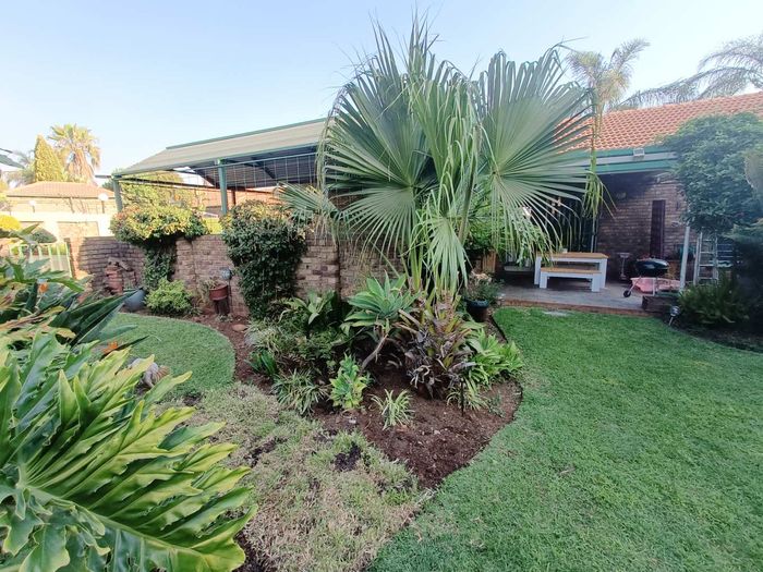 Property #2063238, Townhouse Pending Sale in Die Hoewes