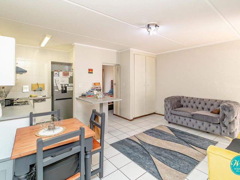 Ideal First Time Buy - Secure Lock-Up and Go Apartment! - Photo 1