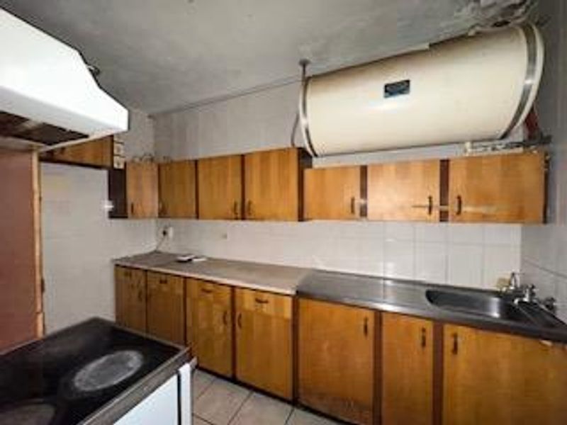 Spacious 2.5 Bedroom Apartment for Sale in Sunnyside - Photo 3