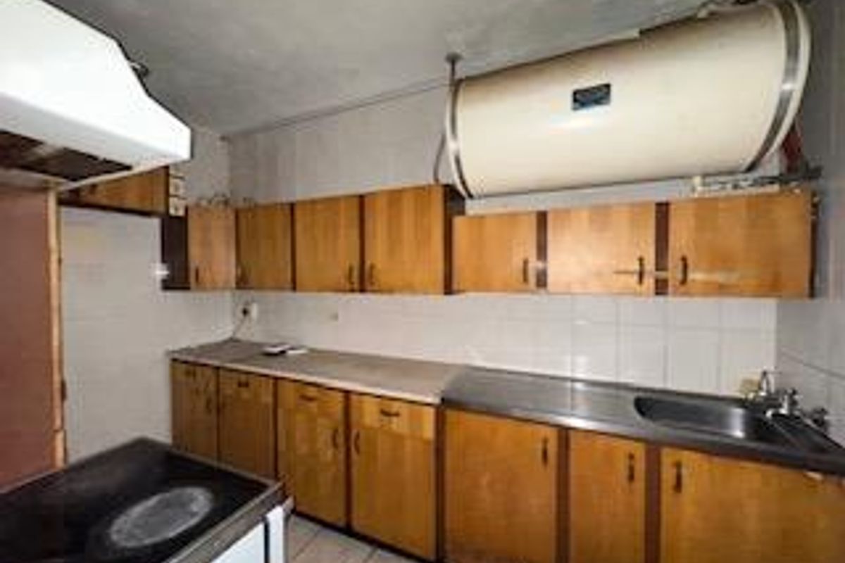 Spacious 2.5 Bedroom Apartment for Sale in Sunnyside - Photo 3