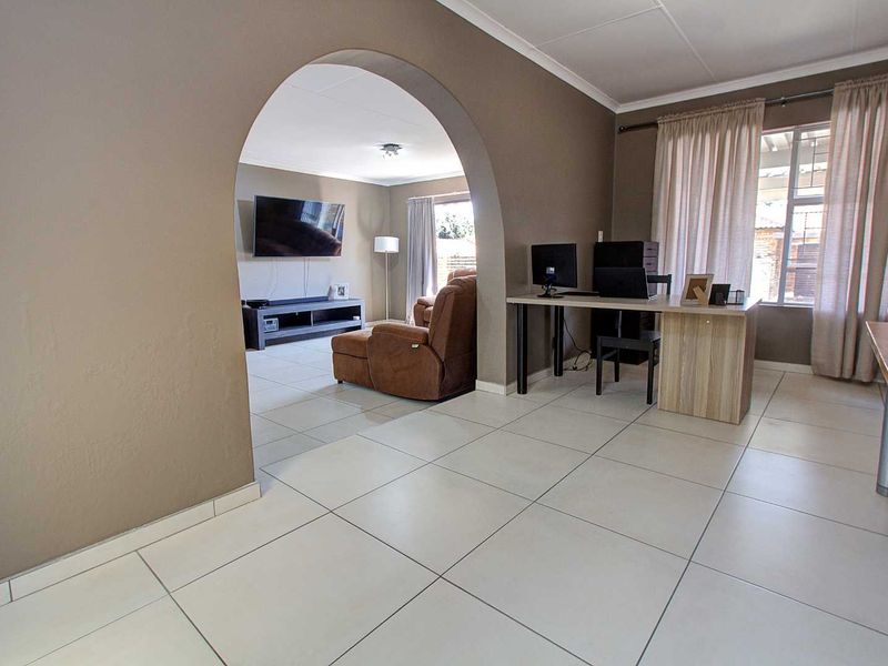 Spacious Living: 2 Areas, Covered Patio, Pet-Friendly Garden! - Photo 6