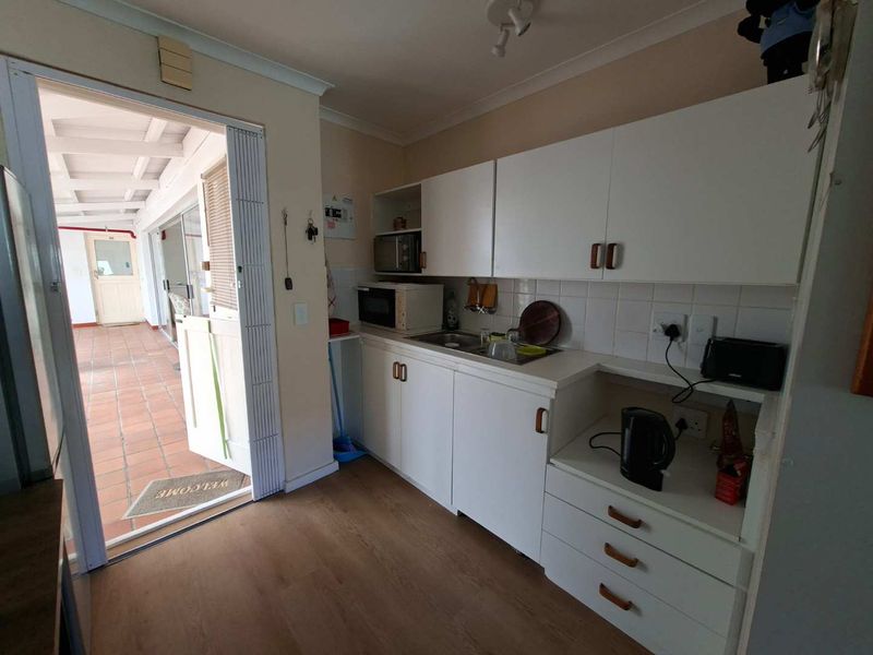 IDEAL SIZE UNIT filled with sun, boasting beautiful views! - Photo 4