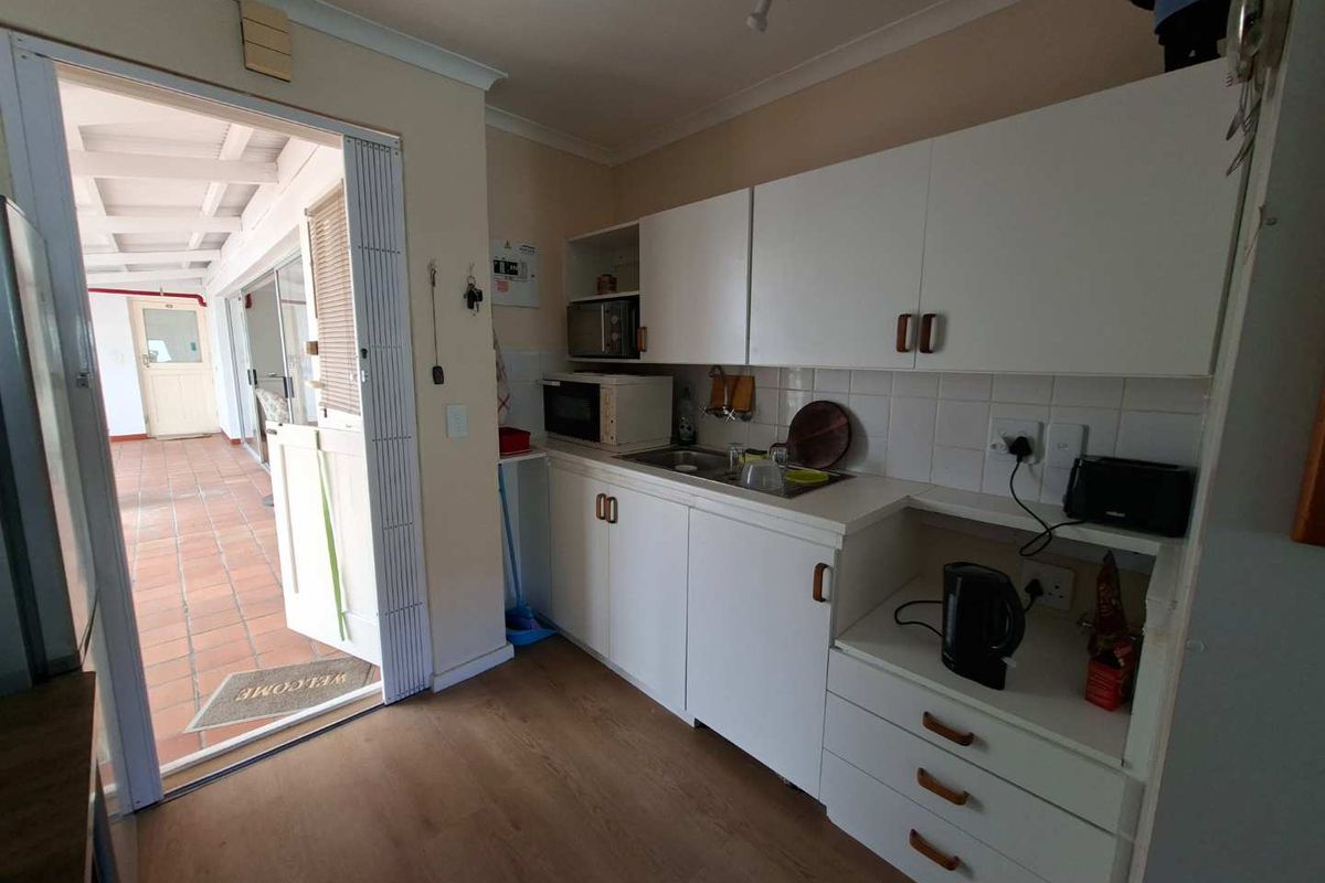 IDEAL SIZE UNIT filled with sun, boasting beautiful views! - Photo 4