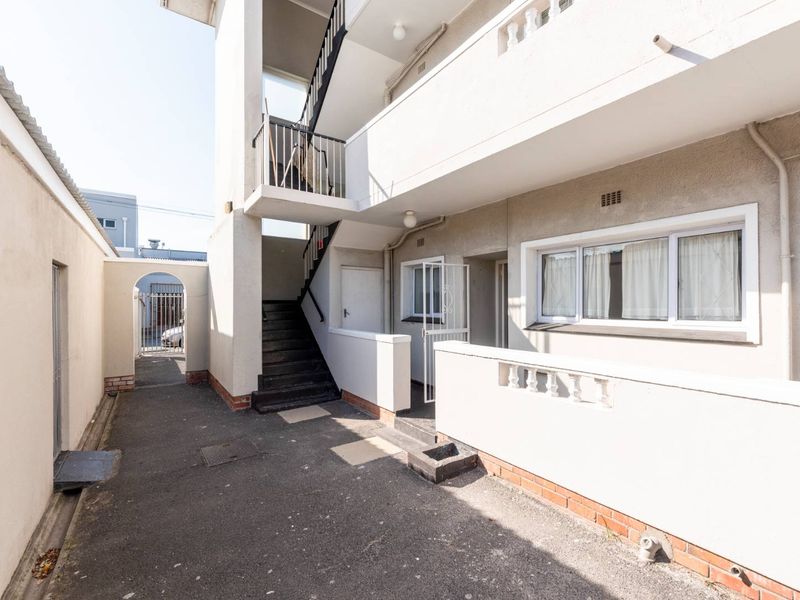 Spacious First-Floor Apartment with Mountain Views - Photo 2
