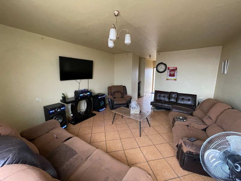 2 Bedroom apartment for sale in Pretoria West - Photo 5