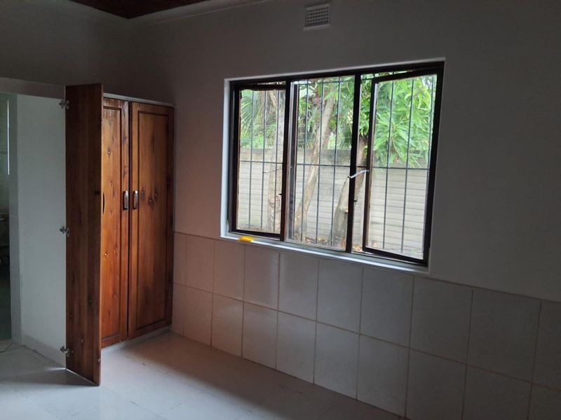 Spacious Five-Bedroom Family Home in Established Veld En Vlei - Photo 10