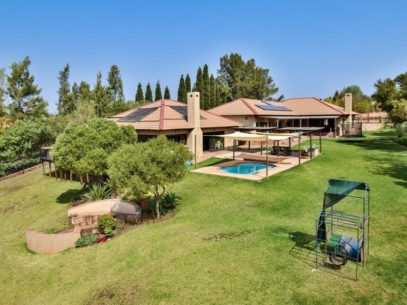 Large family home with five bedrooms and loads of entertainment spaces - Grootfontein Country Estate - Photo 2