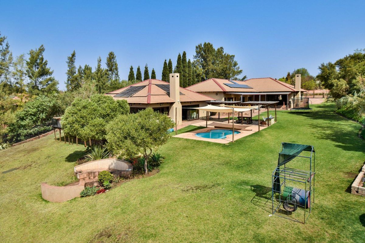 Large family home with five bedrooms and loads of entertainment spaces - Grootfontein Country Estate - Photo 2