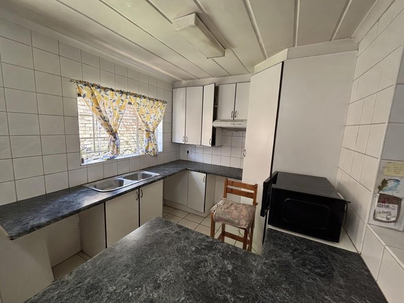 Three bedroom duplex in popular complex - Photo 3