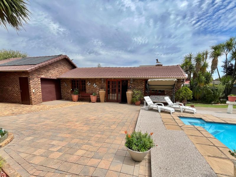 Chic Retreat: Ideal for  young Couples or Downsizers - Photo 8