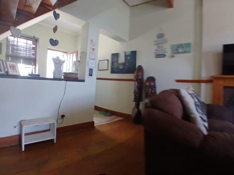 Charming 2-Bedroom Duplex in Prime Location - Photo 8