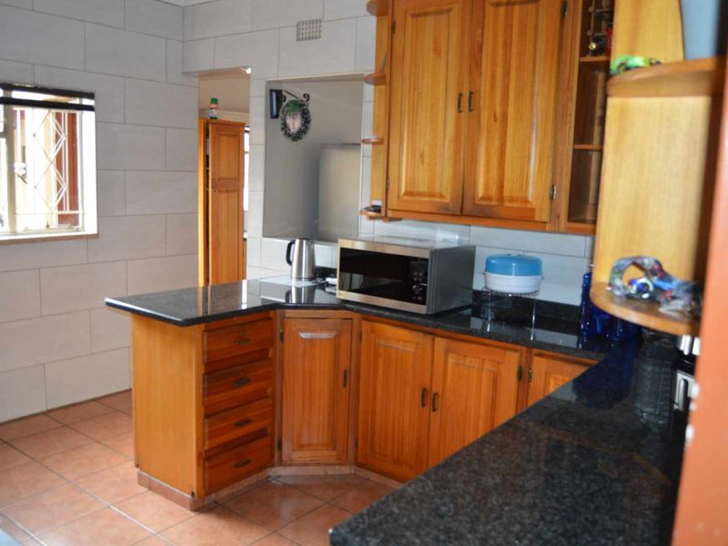 Four bedroom house with a flatlet in New Redruth - Photo 5