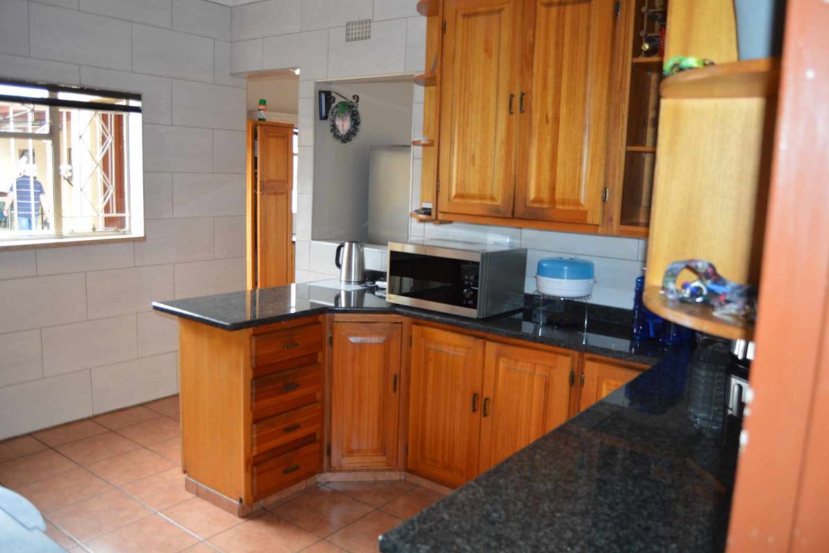 Four bedroom house with a flatlet in New Redruth - Photo 5