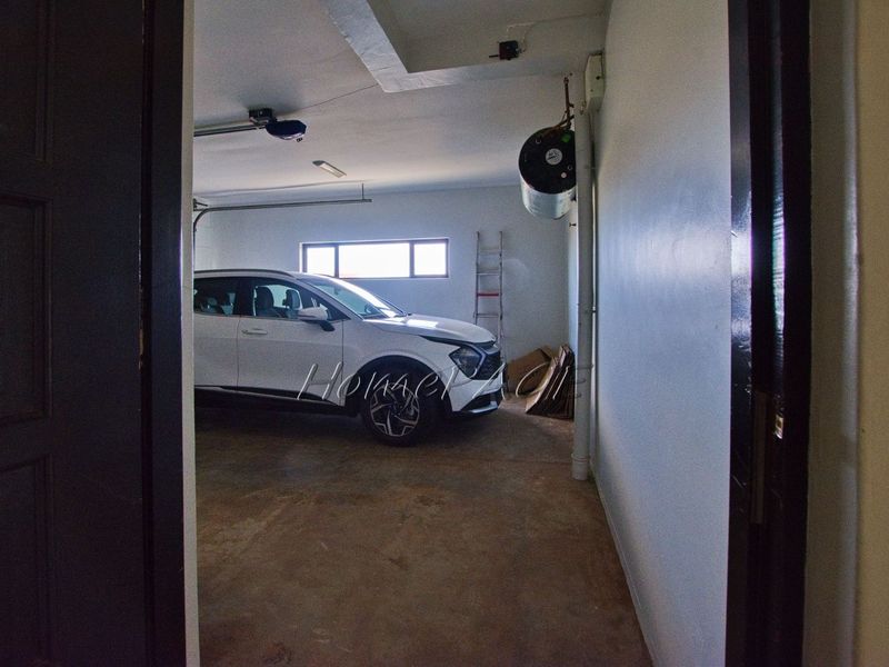 Fairway Estate, Walvis Bay: 4 Bedr double storey home with lots of space for sale - Photo 5