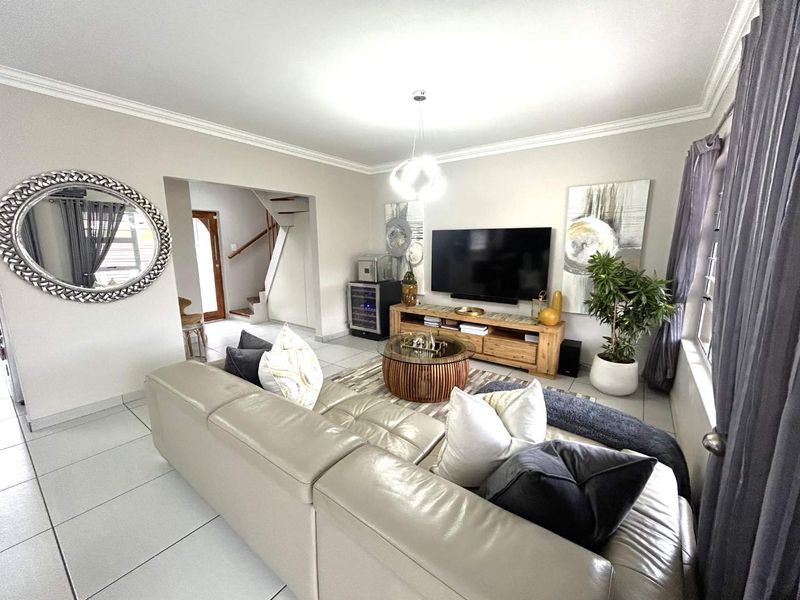 HENDRA - Gorgeous Pet Friendly Duplex 5 Minutes from the Beach - Photo 8