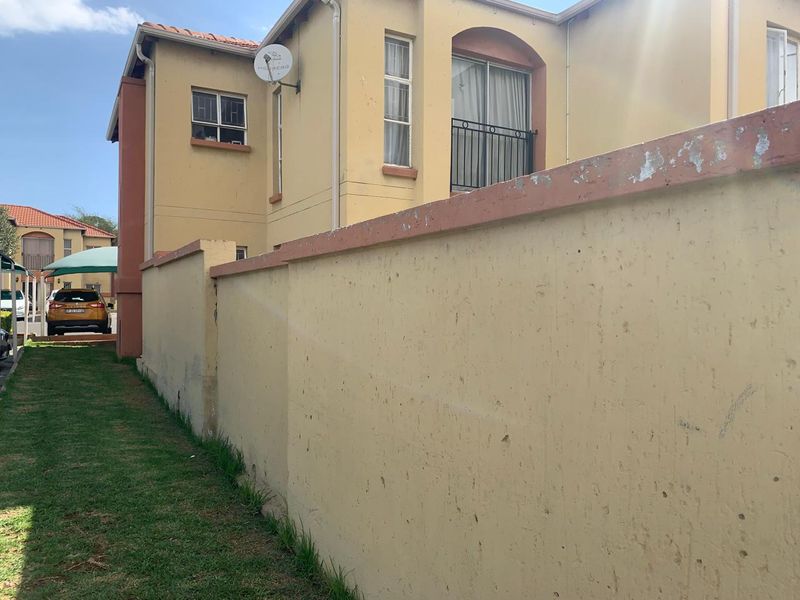 2 Bedroom apartment for sale in Aeroton, Johannesburg South. - Photo 1