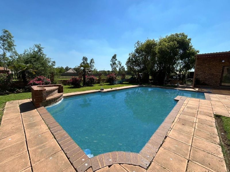 Stunning 5-Bedroom Luxury Home with Business Potential in Benoni AH - Photo 4