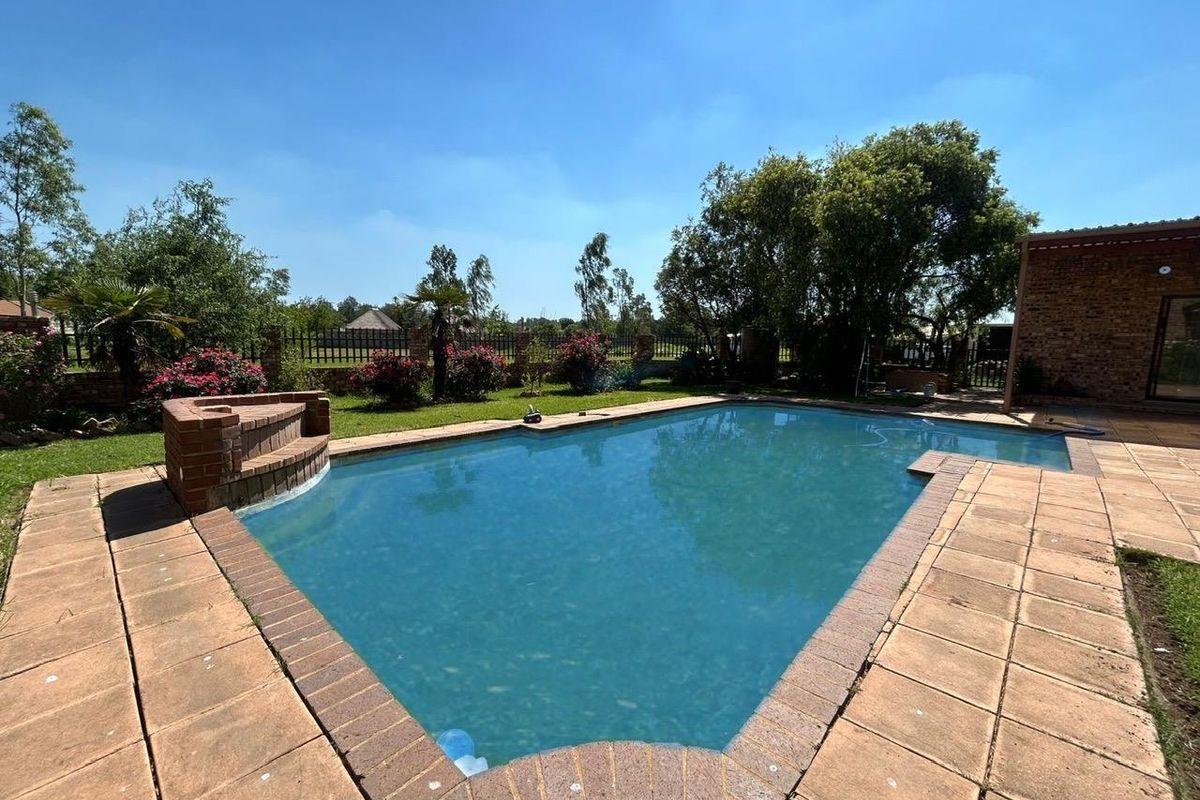 Stunning 5-Bedroom Luxury Home with Business Potential in Benoni AH - Photo 4