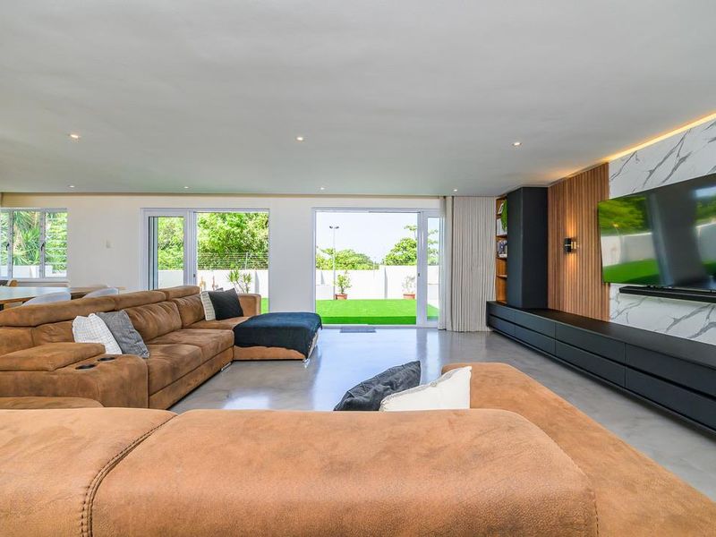 Hendra - Stylishly Renovated Townhouse with Sea Views in Prime La Lucia Location - Photo 7