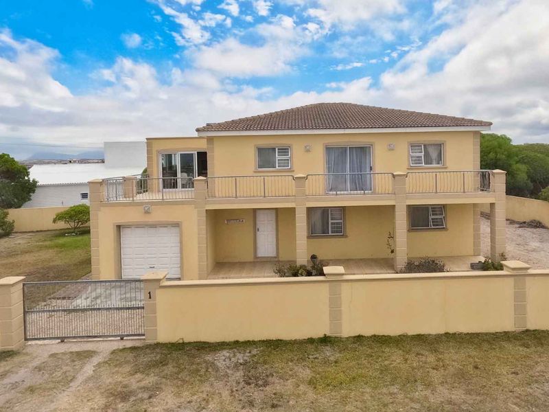 Spacious Double-Storey Home with Sea Views & Entertainer’s Appeal - Photo 2