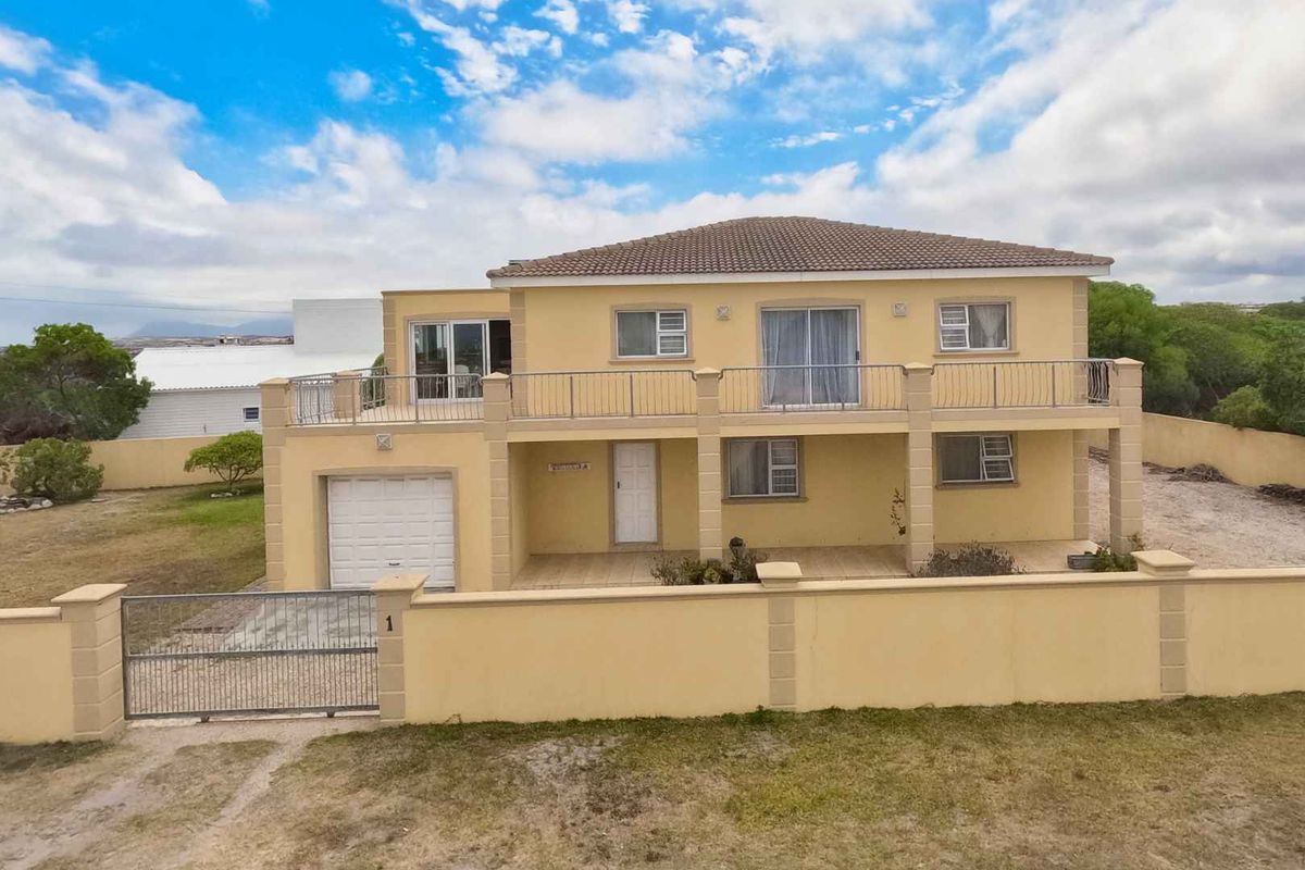 Spacious Double-Storey Home with Sea Views & Entertainer’s Appeal - Photo 2