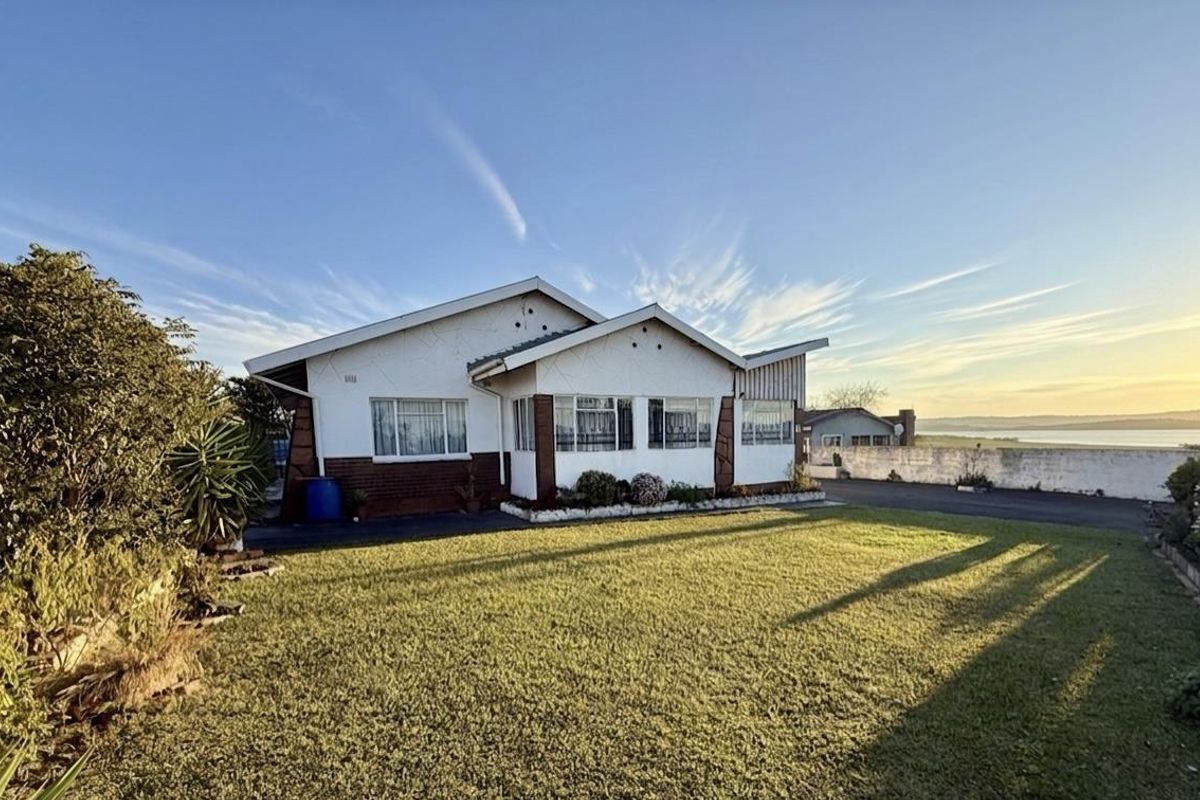 Spacious Family Home with Flatlets in Howick West - Photo 3