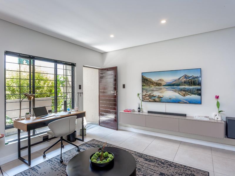 AN UPMARKET ONE BEDROOM FURNISHED APARTMENT - Photo 4