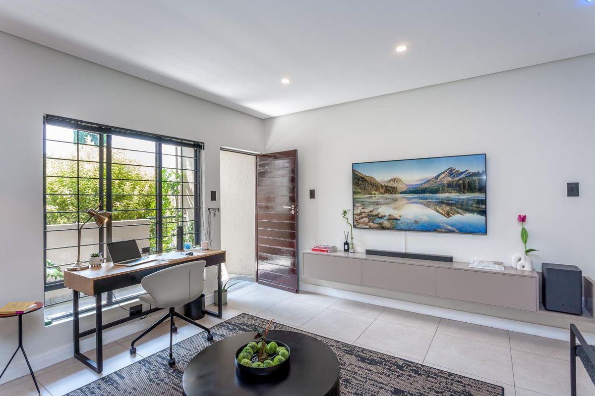 AN UPMARKET ONE BEDROOM FURNISHED APARTMENT - Photo 4