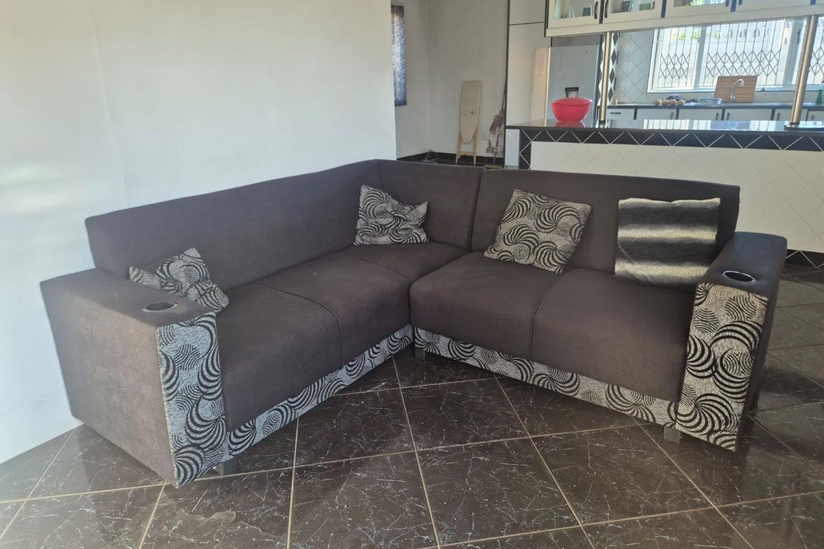 "Queensburgh Gem: 3-Bedroom Home with Income-Boosting Granny Cottage!" - Photo 5