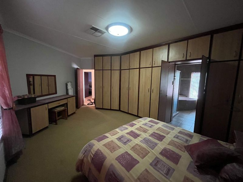 Beautiful Low-Maintenance Family Home in Sought-After Keidebees - Photo 3